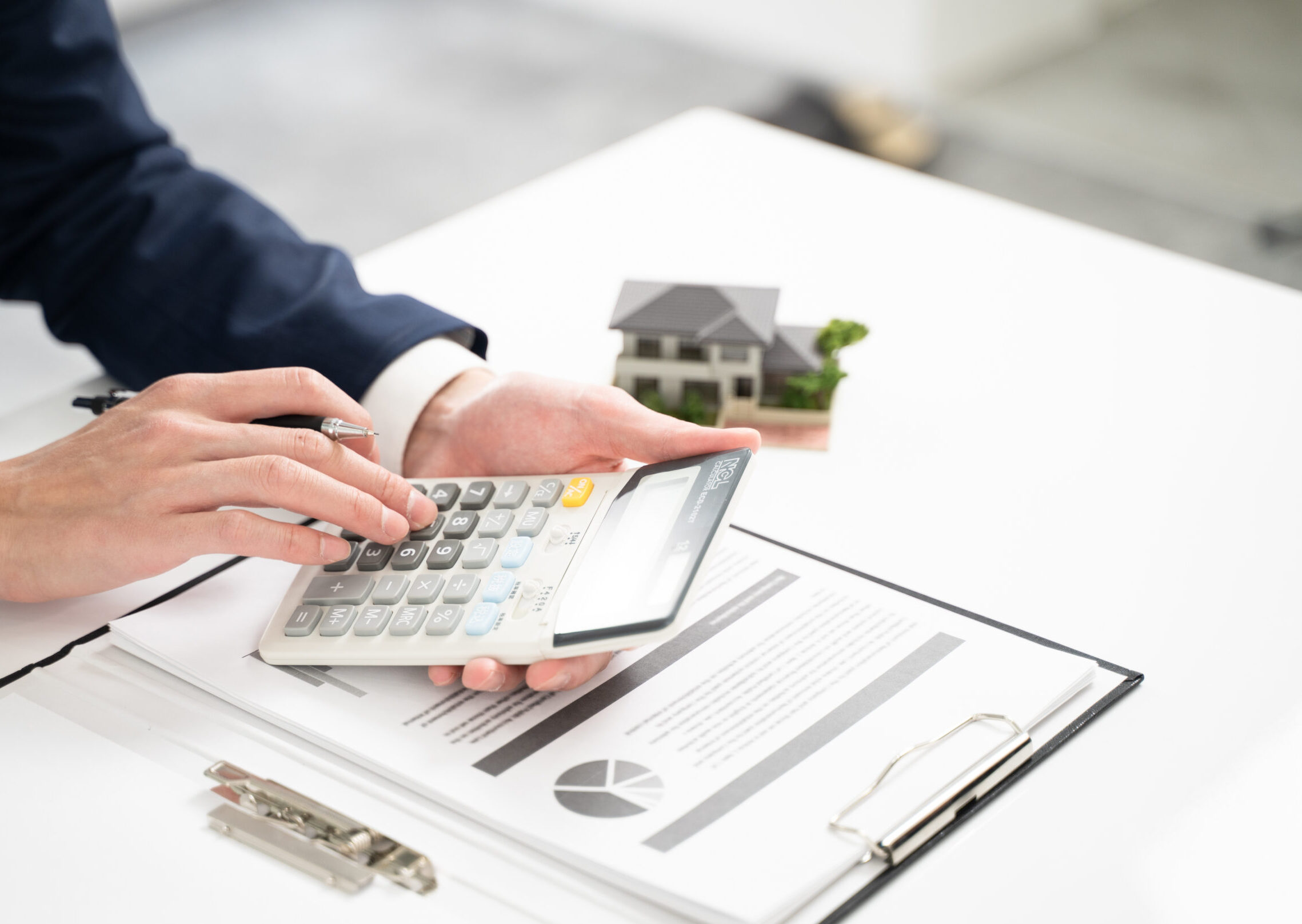 不動産価格を査定するビジネスマンの手元
